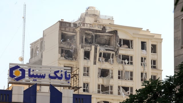 Israël a frappé environ 100 cibles en Iran le 13 juin, notamment des installations nucléaires et des centres de commandement militaire, tuant des personnalités de haut rang, dont le chef des forces armées et de hauts scientifiques nucléaires.