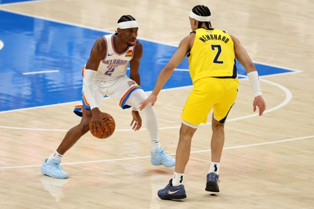 Shai Gilgeous-Alexander (g.), le meneur canadien du Thunder d'Oklahoma City, face à Andrew Nembhard, le meneur canadien des Pacers de l'Indiana, pendant le premier match des Finales de la NBA 2025, le 5 juin 2025, à Oklahoma City