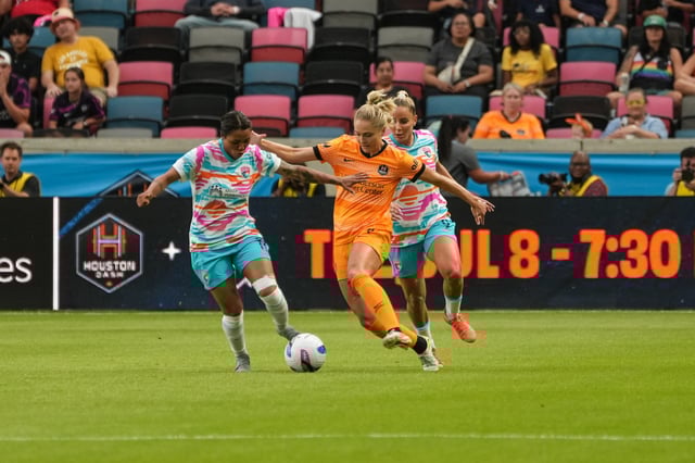 Jun 13, 2025; Houston, Texas, USA; Houston Dash defender Natalie Jacobs (4) and San Diego Wave FC midfielder Gia Corley (11) going for the ball at Shell Energy Stadium. Mandatory Credit: Sean Thomas-Imagn Images