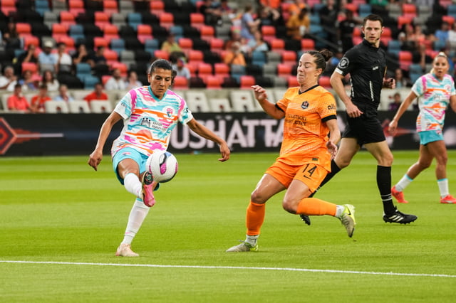 Jun 13, 2025; Houston, Texas, USA; San Diego Wave FC midfielder Kenza Dali (10) kicks the ball during the first half at Shell Energy Stadium. Mandatory Credit: Sean Thomas-Imagn Images