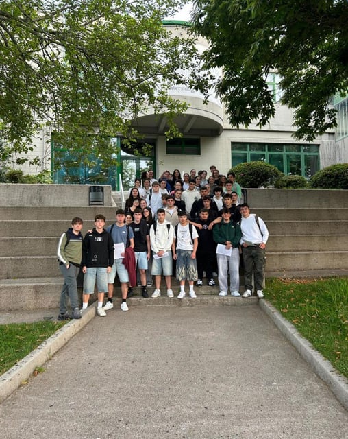 Estudiantes del IES Rodeira el día de la PAU en Vigo.