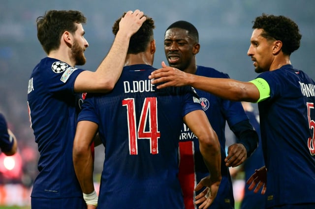 L'ailier français du PSG Désiré Doué célèbre son but avec ses coéquipiers, l'attaquant géorgien Khvicha Kvaratskhelia (g.), l'attaquant français Ousmane Dembélé (c.) et le défenseur brésilien Marquinhos (d.), lors de la finale de Ligue des champions contre l'Inter Milan, à Munich, le 31 mai 2025