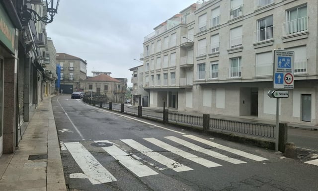 La calle Coruña de Tui, donde se creará una plataforma única con prioridad peatonal.