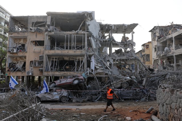 Un bâtiment endommagé par un missile iranien dans la ville israélienne de Ramat Gan, près de Tel Aviv, le 14 juin 2025.