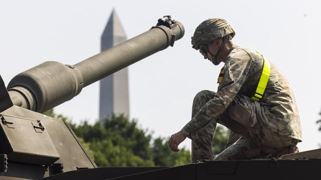 Ein Soldat sitzt auf einem Abraham-Panzer in Washington, DC