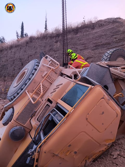 Los bomberos tratando de rescatar el cuerpo del fallecido en una cantera de Llíria.