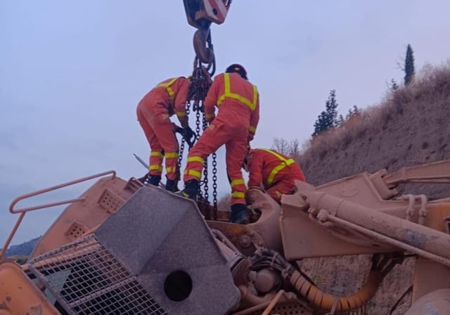 Imagen de los bomberos moviendo el vehículo siniestrado con una grúa