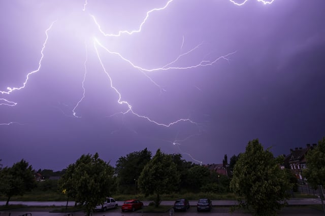 De violents orages se sont abattus sur une grande partie de la France, dont Paris et sa petite couronne, dans la nuit de vendredi à samedi, le 14 juin 2025 à Bruay-la-Buissiere.