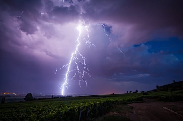 Éclairs impressionnants, grêle, violentes averses... Des orages s'abattent sur l'ouest de la France