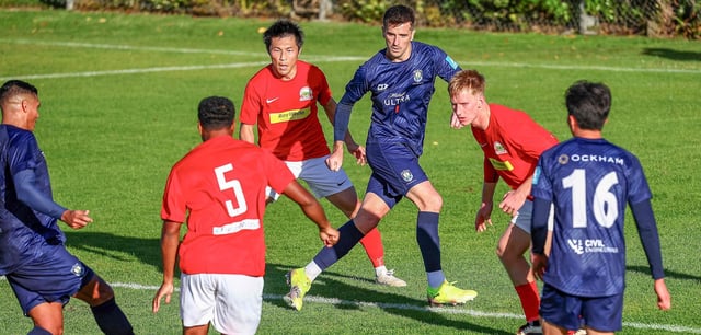Spiel des Lebens: Angus Kilkolly (Mitte, blaues Trikot) tritt mit Auckland gegen die Bayern an