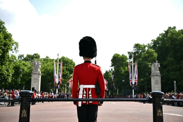 Un soldat britannique monte la garde avant la parade militaire célébrant l'anniversaire du roi Charles III le 14 juin 2025