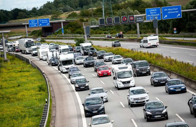 Wegen des in Richtung Süden gesperrten Elbtunnels ist der Verkehr auf der A1 besonders zäh. (Archivbild)