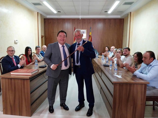 Ismael Corell entrega el bastón de mando a Paco Ricau.