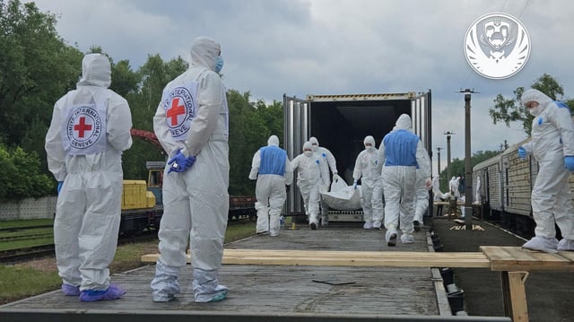 Mitglieder eines ukrainischen Spezialteams überführen Leichen ukrainischer Soldaten.