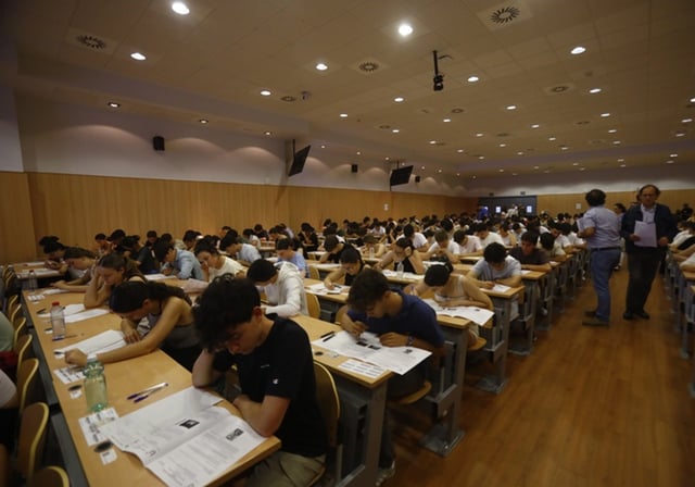 Estudiantes examinándose de la Selectividad este 2025 en un centro de la Universidad de Córdoba