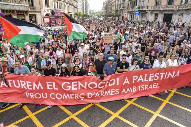 Miles de personas se manifestan en solidaridad con el pueblo palestino en el centro de Barcelona, este sábado.