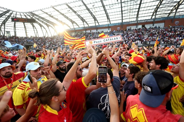 Les supporters de Perpignan célèbrent avec leurs joueurs leur maintien en Top 14 après leur victoire à Grenoble, le 14 juin 2025