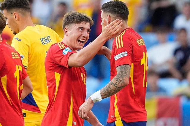Jauregizar y Roberto Fernández celebran uno de los tantos de la selección española.