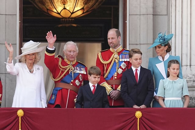 Königin Camilla (v.l.), König Charles III., Prinz Louis, Prinz William, Prinz George, Kate, Prinzessin von Wales und Prinzessin Charlotte auf dem Balkon des Buckingham-Palastes in London.
