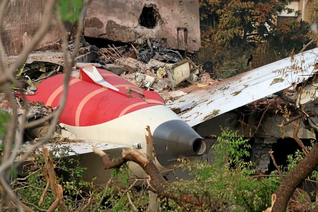 L'épave du Boeing 787-8 d'Air India est photographiée dans une zone résidentielle près de l'aéroport d'Ahmedabad le 14 juin 2025, après que l'avion s'est écrasé, le 12 juin 2025.
