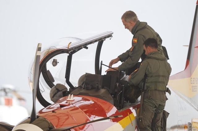 El rey Felipe VI se pone a los mandos del avión de entrenamiento Pilatus, con el que se formará Leonor.