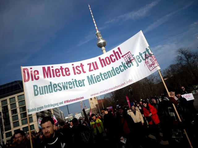 Weil die Mietpreisbremse nicht ausreichend wirkte, hat die Stadt Berlin einen Mietendeckel erlassen. Dieser greift noch stärker in den Markt ein und schreibt die Mieten teils deutlich unter dem derzeitigen Stand fest. Auf ganz Deutschland angewandt, würde diese Lösung die Zahl der angebotenen Wohnungen um 60 Prozent senken, hat das Institut der deutschen Wirtschaft berechnet. Fazit der Forscher: Auch schlecht für Familien.