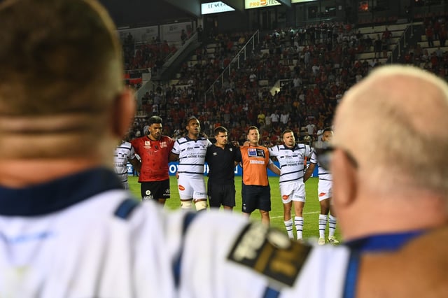 Les joueurs des deux équipes unis dans l’hommage.