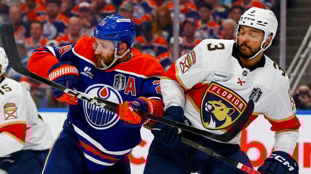 Leon Draisaitl (links) von den Edmonton Oilers gegen Seth Jones von den Floria Panthers