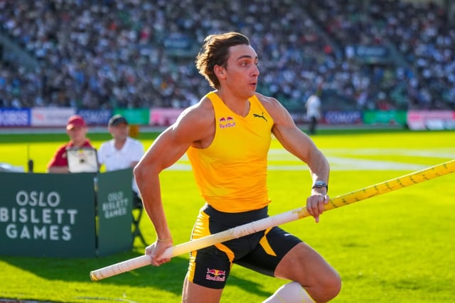 Le Suédois Armand Duplantis participe à l'épreuve du saut à la perche de l'évènement de la Ligue de diamant d'Oslo, au stade de Bislett, à Oslo, le 12 juin 2025