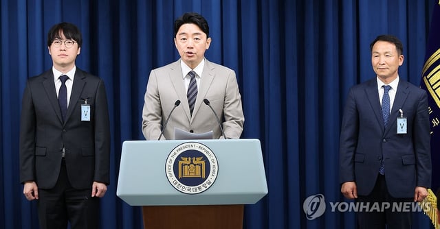 Kang Hoon-sik (C), the presidential chief of staff, announces the appointments of Kim Hyun-jong (R), first deputy national security adviser, and Ha Jung-woo, senior secretary for artificial intelligence policy, during a press briefing at the presidential office in Seoul on June 15, 2025. (Yonhap)