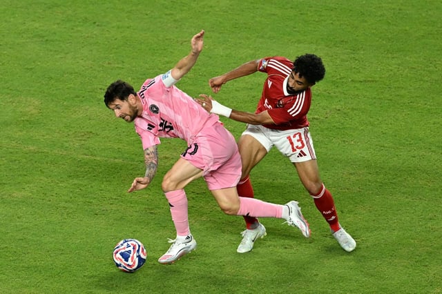 Messi intenta fajarse de un rival en el estreno del Mundial de Clubs.