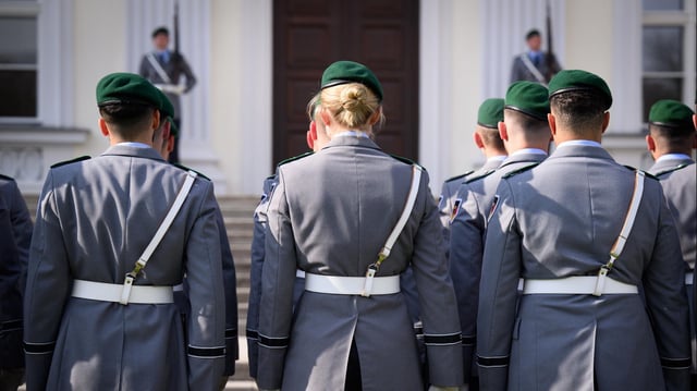 Eine Soldatin und zahlreiche Soldaten der Ehrenformation der Bundeswehr stehen vor dem Schloss Bellevue. (Archivbild vom 20.03.2024) 