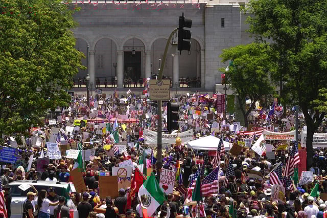 Manifestations à Los Angeles : une mobilisation anti-Trump vire à l'affrontement avec la police