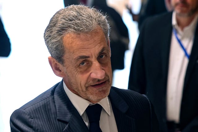 Der frühere französische Präsident Nicolas Sarkozy ist nach seiner Verurteilung wegen Korruption aus der Ehrenlegion ausgeschlossen worden. Das geht aus einem am Sonntag veröffentlichten Dekret des Ordens hervor.