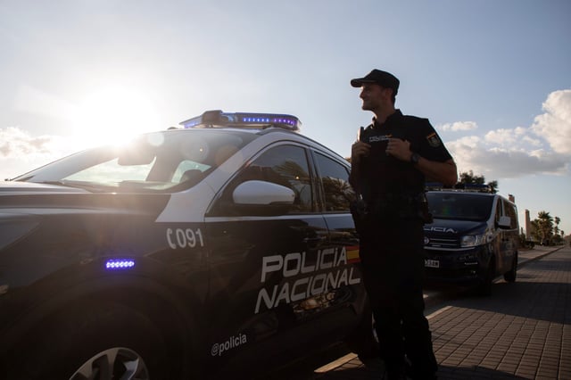 Ein spanischer Polizist patrouilliert am Strand von El Arenal auf Mallorca (Symbolbild).