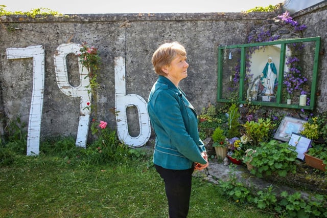L'historienne Catherine Corless sur le site de l'ancien foyer St Mary, où 796 enfants avaient été inhumés anonymement, le 20 mai 2025 à Tuam dans l'Ouest de l'Irlande
