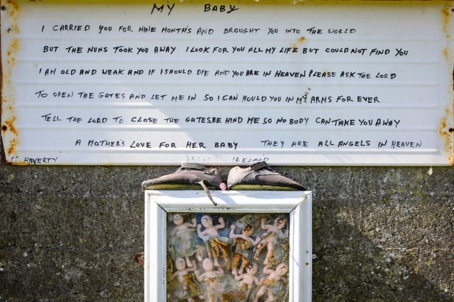 Photo prise sur le site de l'ancien foyer St Mary, où 796 enfants avaient été inhumés anonymement, le 20 mai 2025 à Tuam dans l'Ouest de l'Irlande