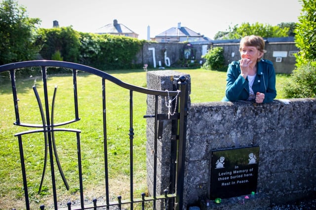 L'historienne Catherine Corless sur le site de l'ancien foyer St Mary, où 796 enfants avaient été inhumés anonymement, le 20 mai 2025 à Tuam dans l'Ouest de l'Irlande