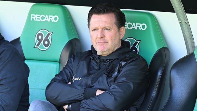 Magdeburgs Trainer Christian Titz sitzt auf der Bank