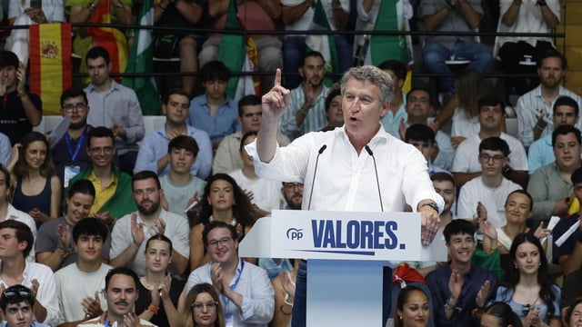 El líder del PP, Alberto Nuñez-Feijóo, interviene en un acto público del PP en Málaga.
