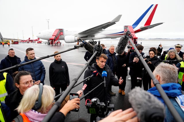 Emmanuel Macron arrive au Groenland, accueilli par la première ministre danoise