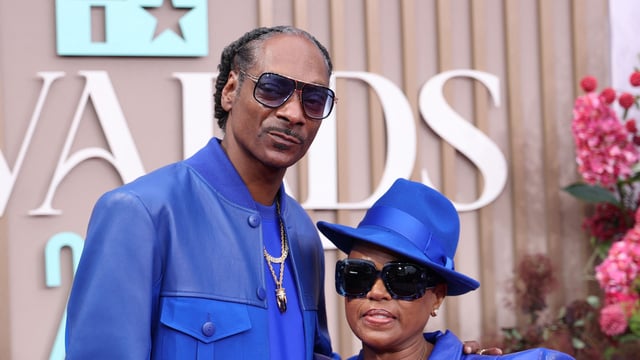 Snoop Dogg and Shante Broadus, high school sweethearts, celebrated their 28th wedding anniversary with adorable social media posts. (Photo by Michael Tran / AFP)