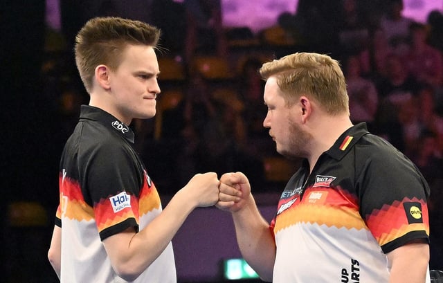 Die deutschen Darts-Spieler Ricardo Pietreczko (l.) und Martin Schindler jubeln.