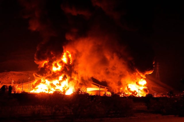 Flammen steigen aus einem Öllager auf, nachdem es von einer israelischen Rakete getroffen wurde