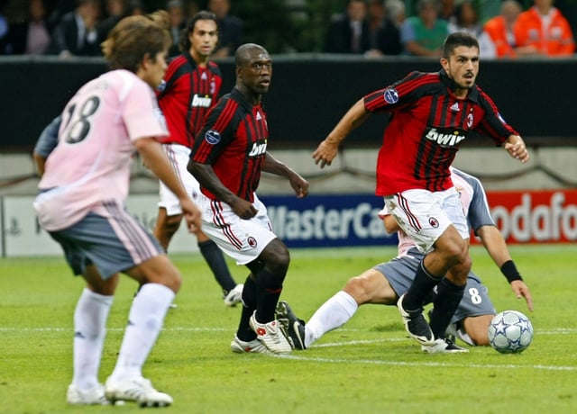 Le nouveau sélectionneur de l'Italie Gennaro Gattuso, lorsqu'il était joueur de l'AC Milan lors d'un match de Ligue des champions contre Benfica le 18 septembre 2007 à San Siro