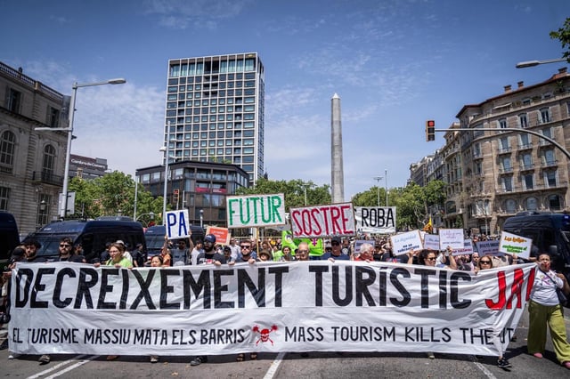 Protesta para reivindicar el decrecimiento turístico en Barcelona