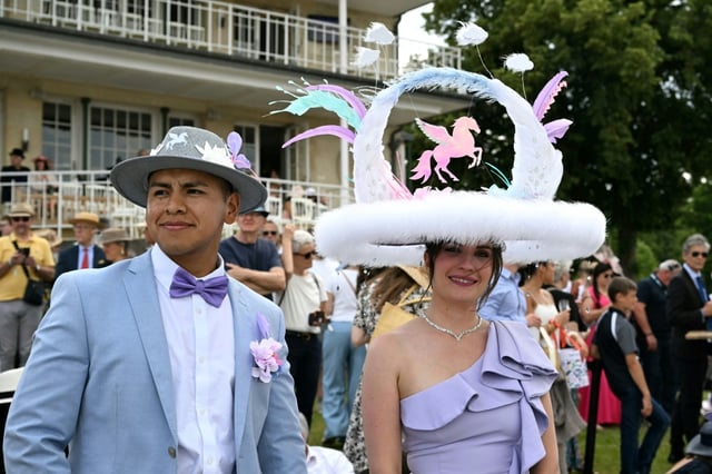 Des spectateurs avant le départ du Prix de Diane, le 15 juin 2025 à Chantilly, dans l'Oise