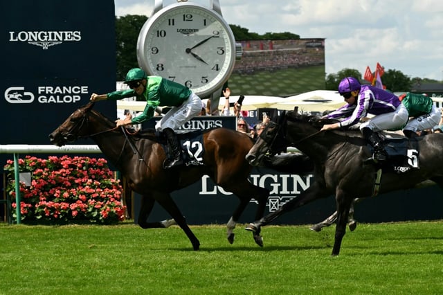 Le Belge Christophe Soumillon, sur la pouliche française de trois ans Gezora, remporte le Prix de Diane, le 15 juin 2025 à Chantilly, dans l'Oise