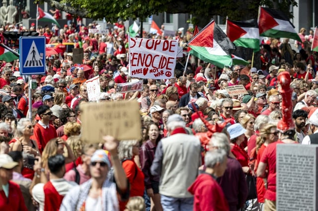 In Den Haag haben am Sonntag zehntausende Menschen gegen den Krieg im Gazastreifen demonstriert und die niederländische Regierung zum Handeln aufgefordert.