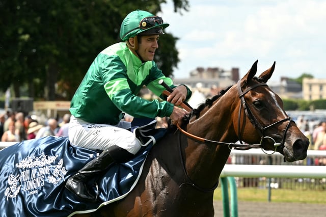Le Belge Christophe Soumillon sur « Gezora » célèbre sa victoire à la course hippique Diane Longines sur l’hippodrome de Chantilly, au nord de Paris, le 15 juin 2025.
